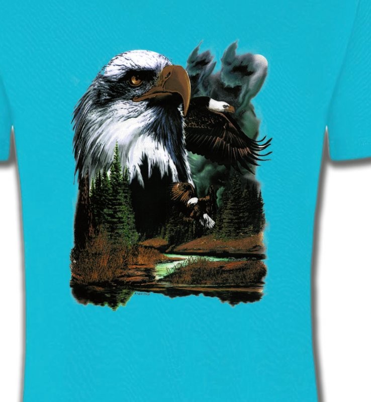 Aigle royal dans la forêt