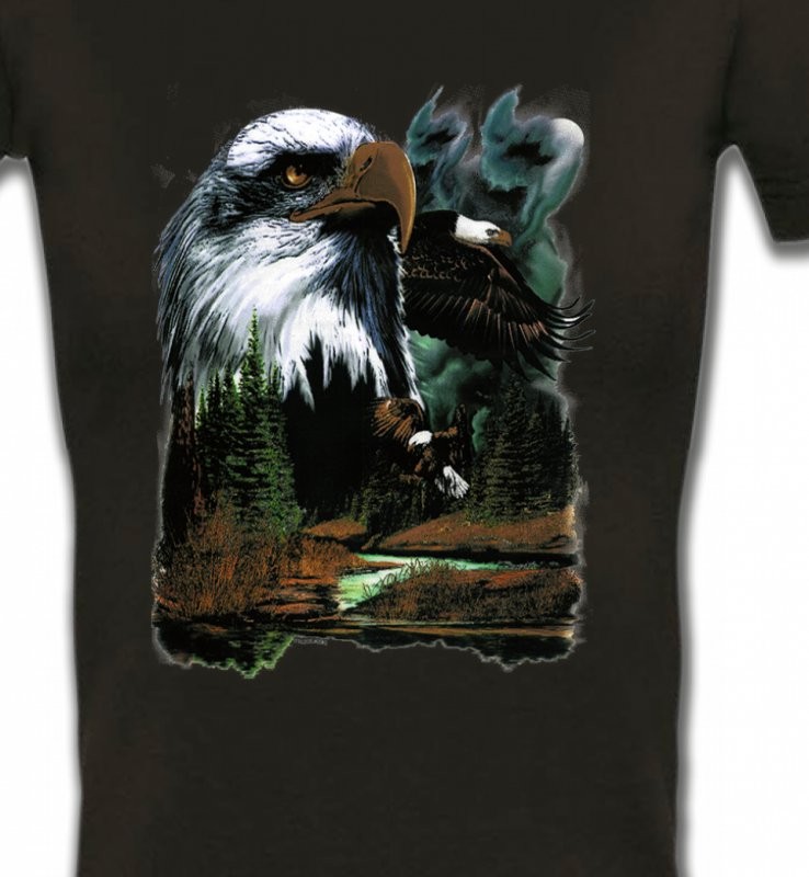 Aigle royal dans la forêt