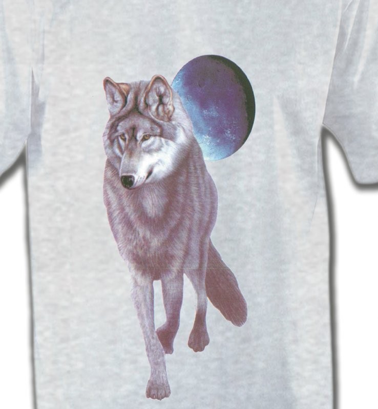 Loup devant la pleine lune