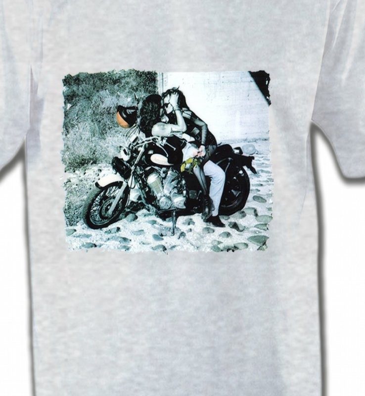 Couple romantique sur moto