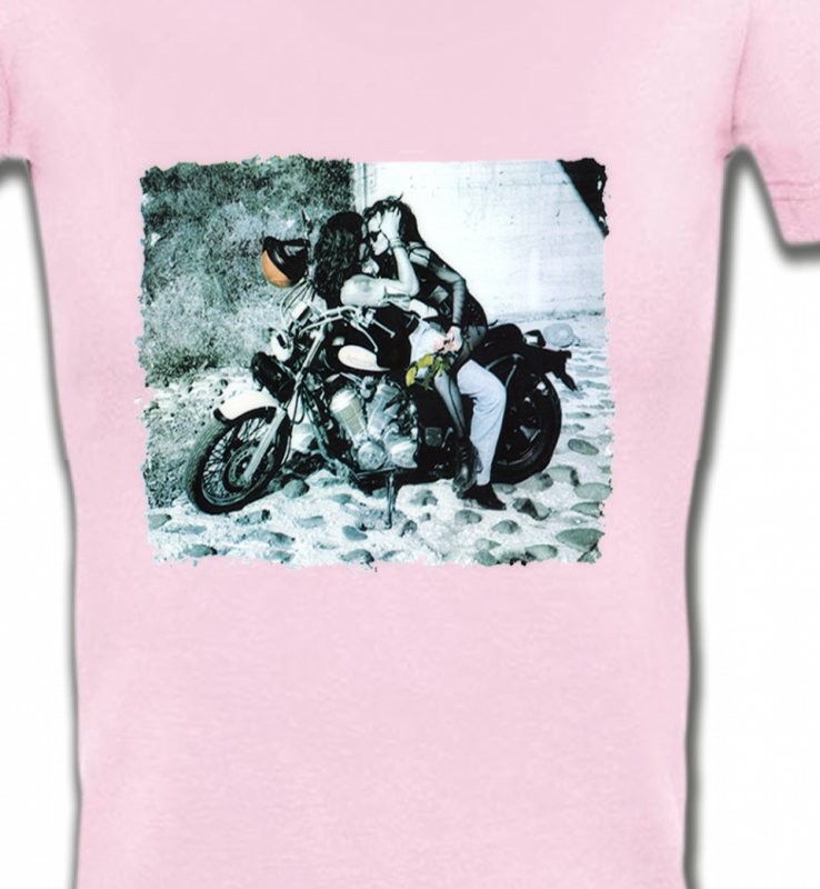Couple romantique sur moto